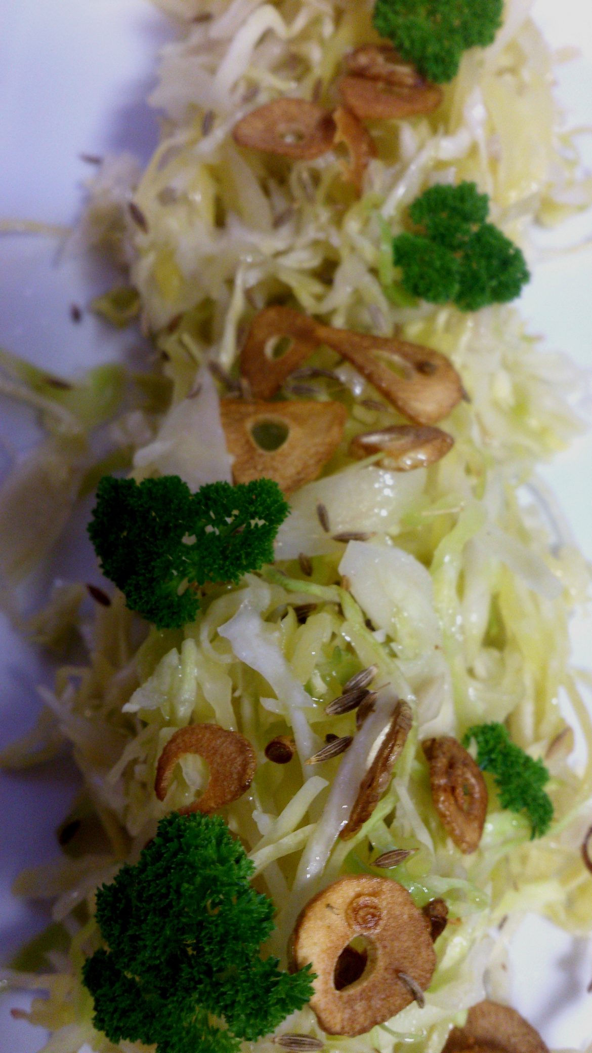 Hvítkálssalat með kúmen, hvítlauk og kryddjurtum