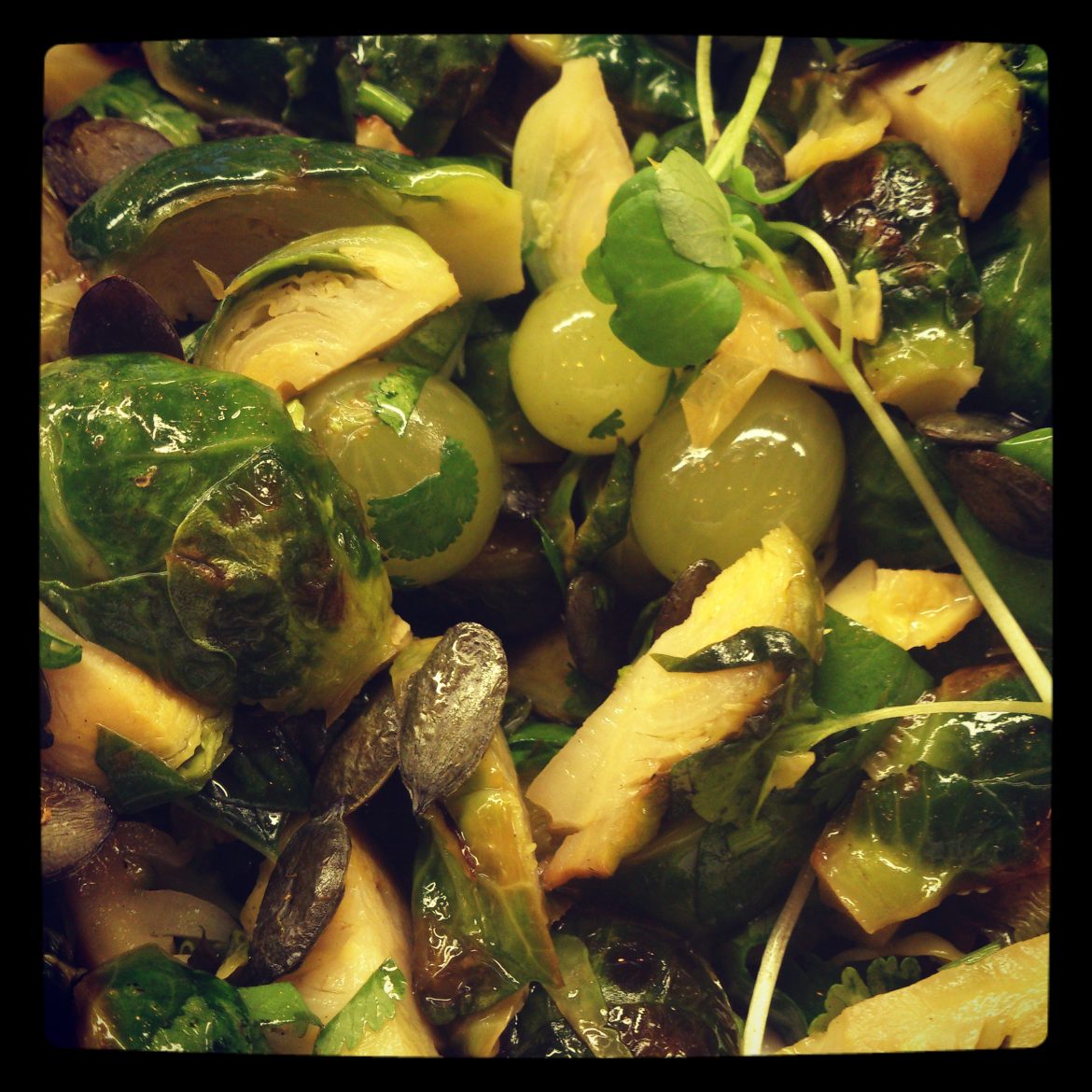 Steikt rósakál með vínberjum, vatnakarsa og graskersfræum