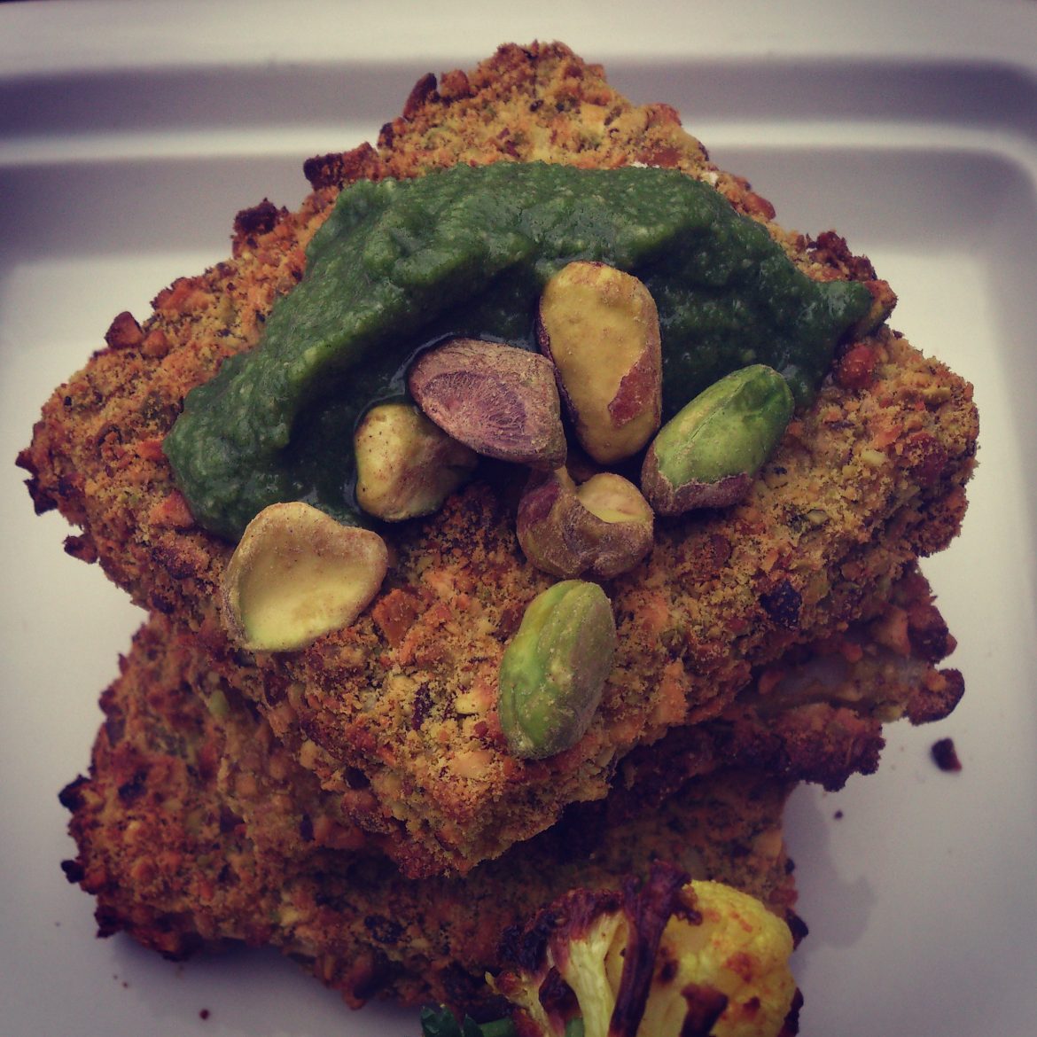 Pistasíuhjúpuð seljurót með basilmauki