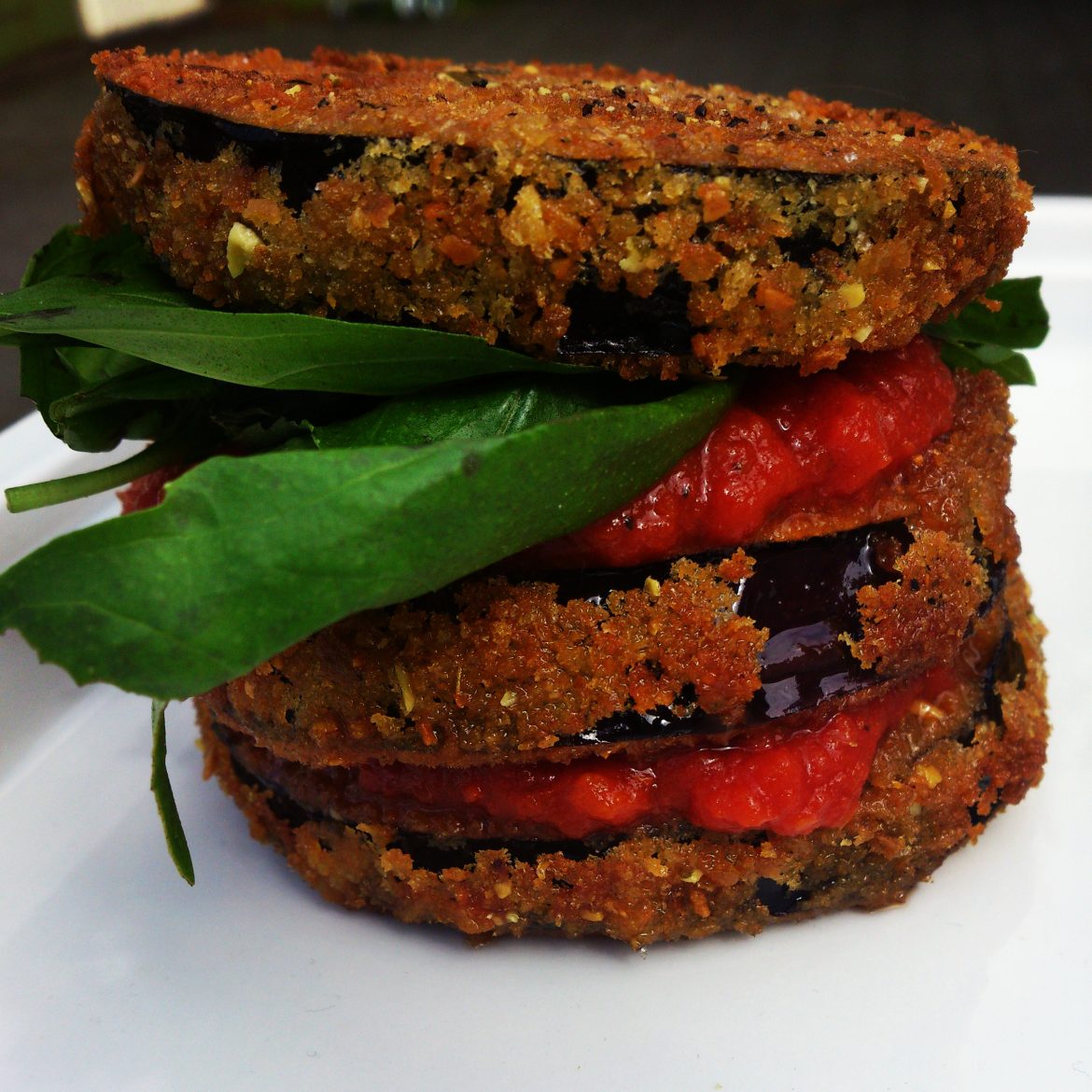 juli.jpg Eggaldin í parmesanhjúp með tómat og basil