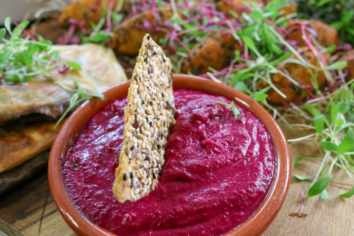 Hrökkbrauð og rauðrófuhummus