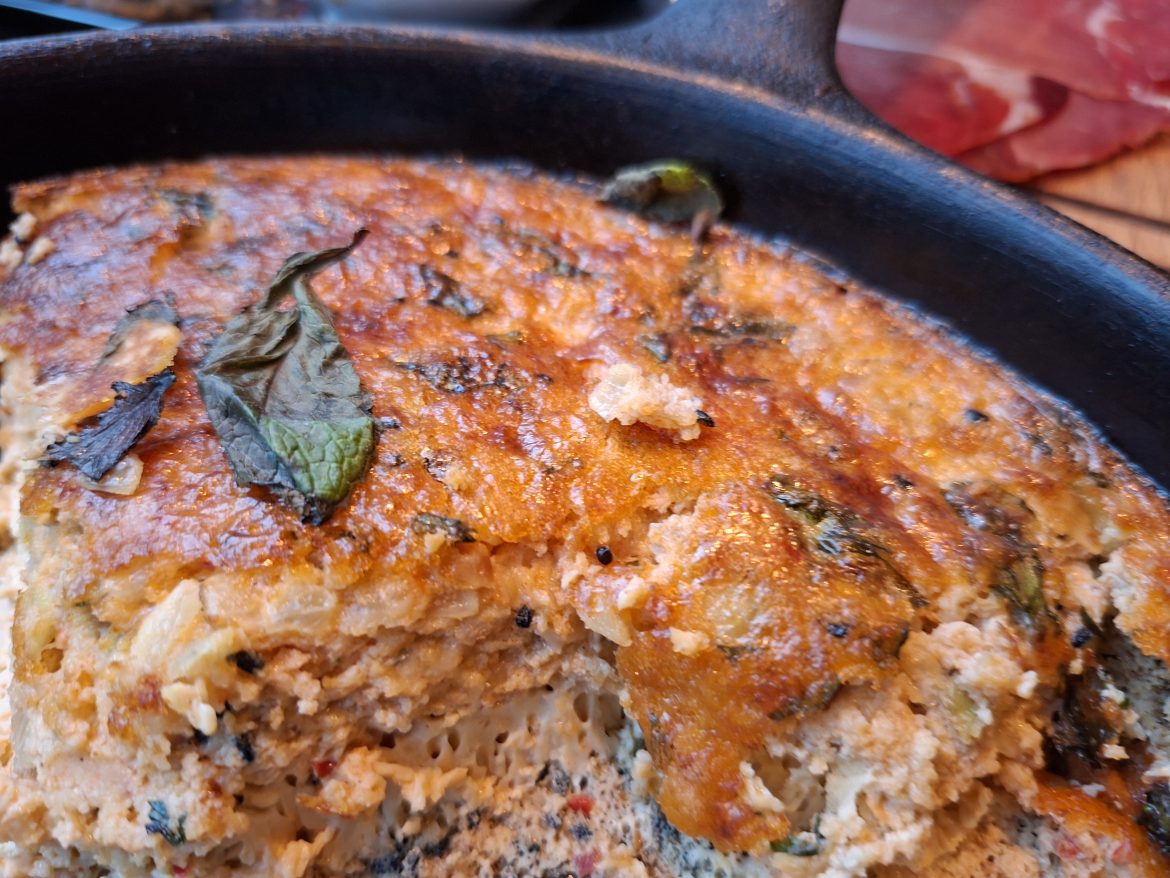 Eggjakaka með manchego og harissa