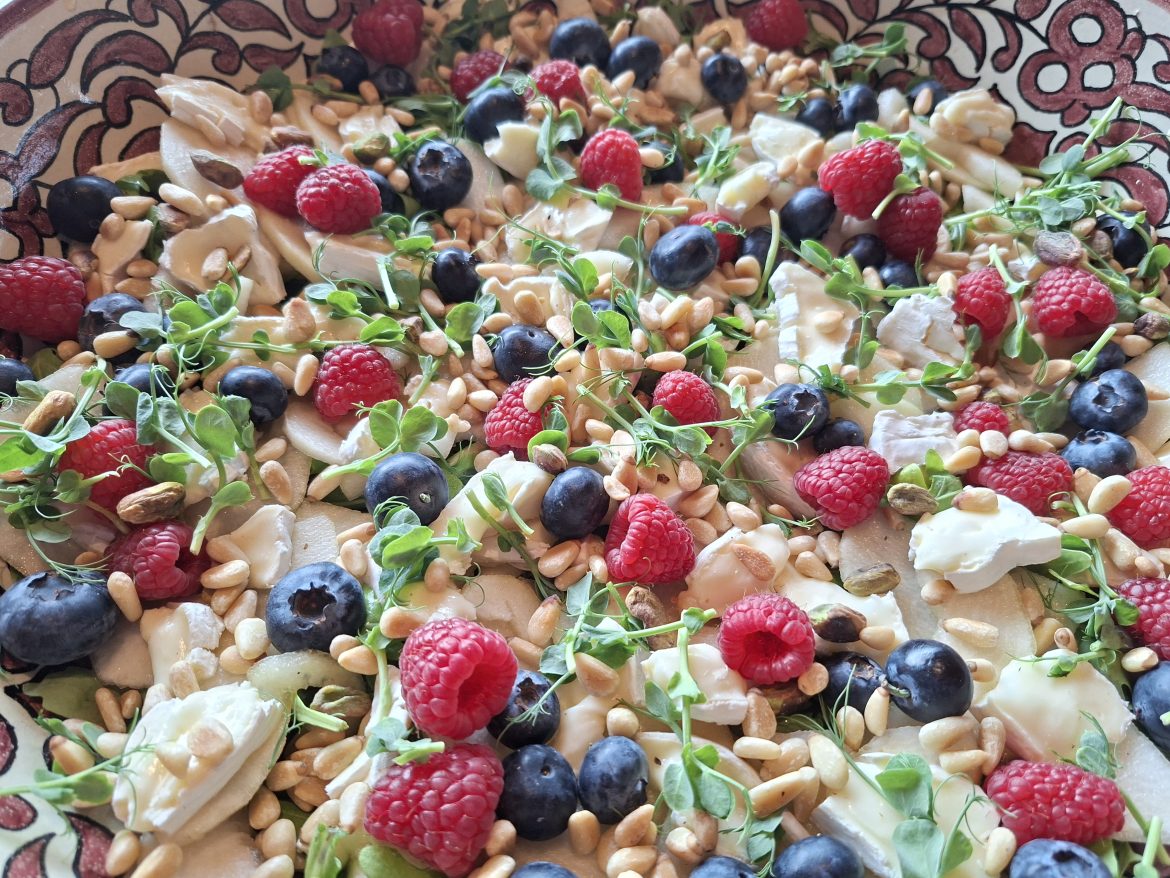 Perusalat með berjum og brie