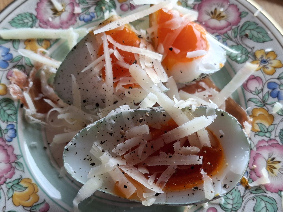 Svartsfuglsegg með Peccorino Toscano