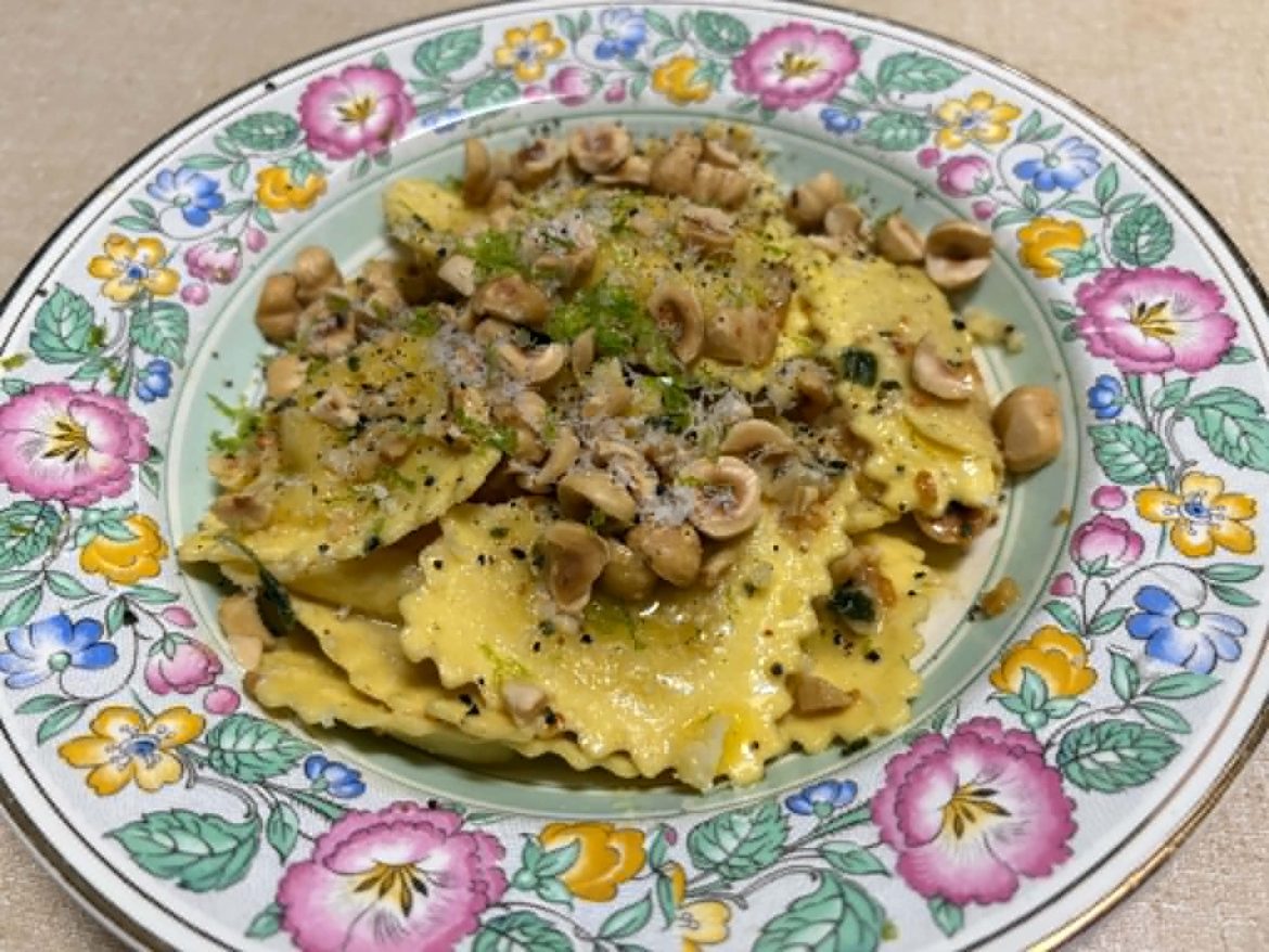 Ravioli, brúnað salvíusmjör og heslihnetur